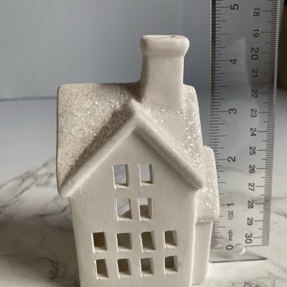 Ceramic house with white glitter. Gives the illusion of snow on the roof top . - Picture 4 of 8